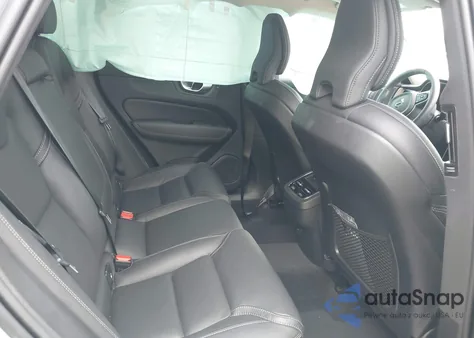 2024 Volvo Xc60 B5 Ultimate Dark Theme z USA, uszkodzony, nr VIN YV4L12RM0R1719376